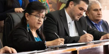 La rectora de la UMSA, María Eugenia García, y el director ejecutuivo de la UPRE, Enrique Bruno, en la firma del convenio. FOTO: UMSA