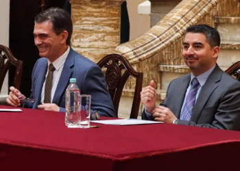 Rodrigo Paz (izq.) junto a leopoldo Avellán, representante del BID. Foto: Dircom