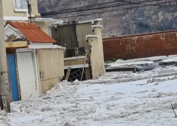 La granizada tapo la entrada de una vivienda en Alto Irpavi, Urbanización Las Nieves.
