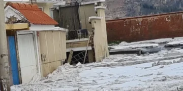 La granizada tapo la entrada de una vivienda en Alto Irpavi, Urbanización Las Nieves.