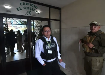 El fiscal Néstor Torrez de la Fiscalía de Santa Cruz llega hasta la vivienda del exmandatario. (Foto: APG)