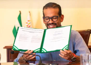 Luis Fernando Camacho muestra el documento de acuerdo. Foto: Gobernación de Santa Cruz