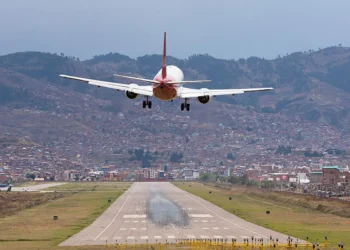 Una aeronave despega del aeropuerto de Cusco. Foto: Wikipedia