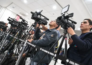 Periodistas durante una conferencia de prensa. (Foto: Correo del Sur)
