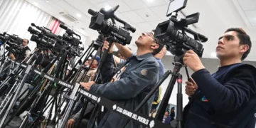 Periodistas durante una conferencia de prensa. (Foto: Correo del Sur)