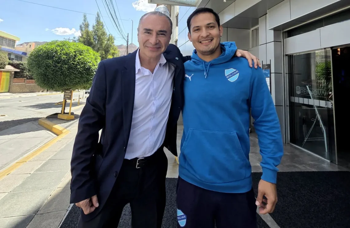 El dirigente Dardo Gómez (izq.) junto al capitán de Bolívar, Leonel Justiniano (Dardo Gómez)