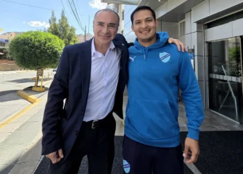 El dirigente Dardo Gómez (izq.) junto al capitán de Bolívar, Leonel Justiniano (Dardo Gómez)