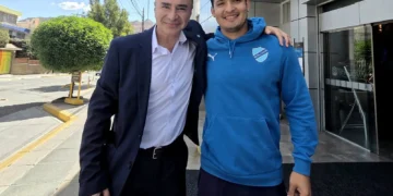 El dirigente Dardo Gómez (izq.) junto al capitán de Bolívar, Leonel Justiniano (Dardo Gómez)