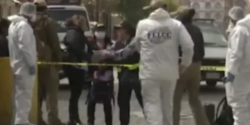 Personal de la Policía y el IDIF realizaron el levantamiento del cuerpo sin vida de la mujer asesinada. FOTO: Caprtura RRSS