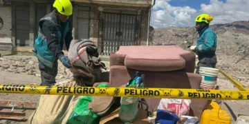 Personal municipal evacúa enseres de un inmueble en San Isidro Bajo. FOTO: GAMLP