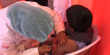 Un estudiante recibe la dosis contra el sarampión. FOTO: GAMEA