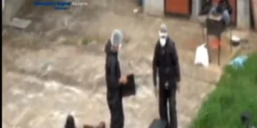 Personal de la Policía, Fiscalía e IDIF realizan el levantamiento cel cuerpo sin vida. FOTO: RRSS