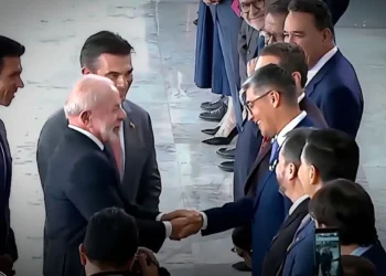 José Gabriel Espinoza Yáñez (der.) estrecha la mano de Lula da Silva. Foto: Ministerio de Economía