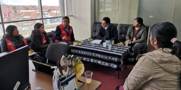 Personal de la Alcaldía de El Alto y una comitida del Despacho de la Primera Dama se reunieron este jueves. FOTO: GAMEA