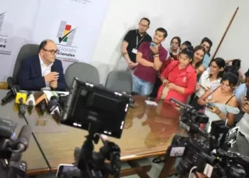 El vocal del TSE, Gustavo Ávila, es entrevistado por la prensa. (Foto: TSE)