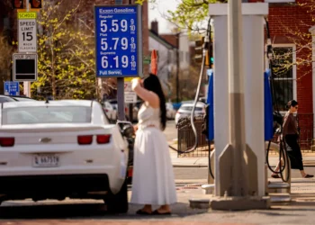El 31 de marzo de 2026, en Washington D.C., se exhiben precios de la gasolina superiores a cuatro dólares por galón. Foto: AFP