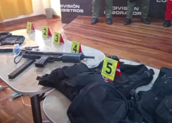 Parte del armamento y otros materiales que incautó la Policía en Chuspipata.
Foto: Captura RRSS