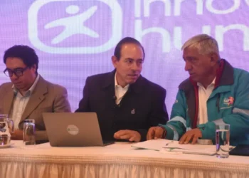 El alcalde Iván Arias con el alcalde electo, César Dockweiler. Foto: AMUN.