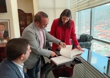 Viceministra de Autonomías, Andrea Barrientos y los representantes de España
