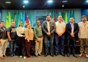 El Director General Ejecutivo del Instituto Nacional de Estadística (INE), Jorge Akamine Toledo y la
Comisión de Desarrollo Autonómico de la Asamblea Departamental de Santa Cruz. Foto: INE