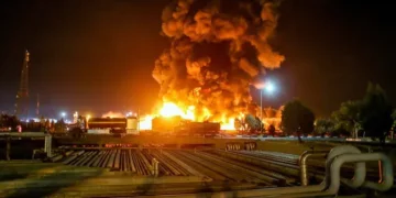 Ataque a una refinería en Irán. Foto: AFP