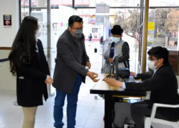 Personas recaban documentos en una oficina del Serecí. FOTO: Fuente Directa