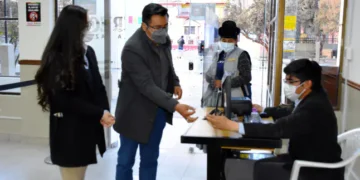 Personas recaban documentos en una oficina del Serecí. FOTO: Fuente Directa