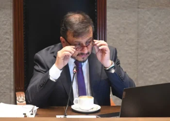 El ministro Medinaceli durante la sesión ordinaria del Senado. Foto: APG