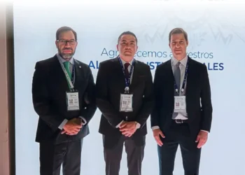 El viceministro Gustavo Jáuregui Gonzáles (centro) en la asamblea que se llevó a cabo en México. Foto: Viceministerio de Políticas de Industrialización