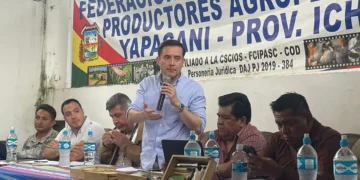 La mesa de diálogo instalada en Yapacaní. (Foto: Vicemin. de Comercio)