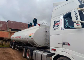 Inspección a una cisterna de la estatal petrolera. Foto: Prensa YPFB