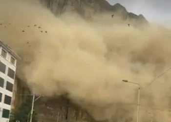 Un cerro en la calle 22 de Achumani se deslizó la tarde de este martes. FOTO: Alejandro Reyes
