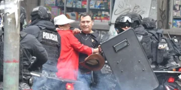 Movilización de maestros termina con gasificación. FOTO: APG