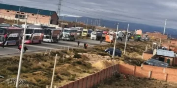 Falta de diésel paraliza ruta La Paz–Oruro y obliga a viajeros a caminar.
Foto Red Uno