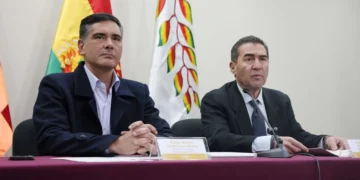 los ministros de Desarrollo Productivo, Rural y Agua y de Planificación, Oscar Mario Justiniano, y Fernando Romero. FOTO: Ministerio de Desarrollo Productivo