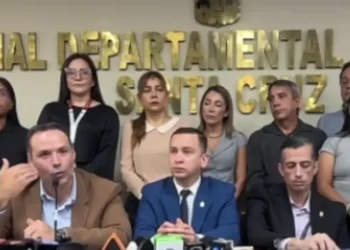 Romer Saucedo dio el informe junto a cívicos y autoridades cruceñas/Captura de pantalla