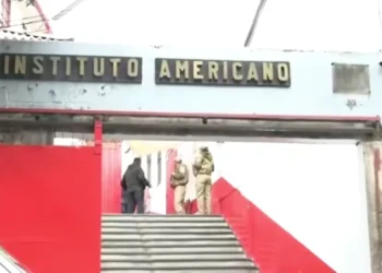 La Policía en el Instituo Americano ante amenazas de tiroteo. FOTO: Captura