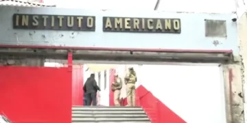 La Policía en el Instituo Americano ante amenazas de tiroteo. FOTO: Captura