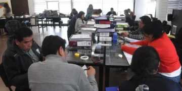 Funcionarios alistan la documentación de la gestión municipal. FOTO: GAMLP