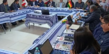 Reuinión entre autoridades de Salud de Bolivia y Perú. Foto: Los Andes