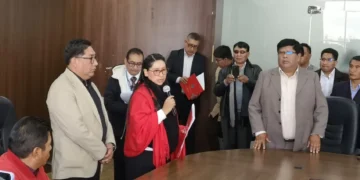 La alcaldesa de El Alto, Eva Copa, y el alcalde electo, Eliser Roca, comenzaron el proceso de transición municipal. FOTO: GAMEA