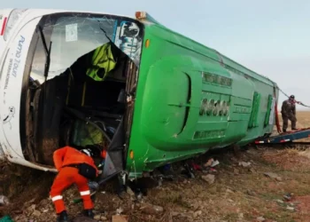 El bus siniestardo en la carretera Oruro - Pisiga. FOTO: Fiscalía de Oruro
