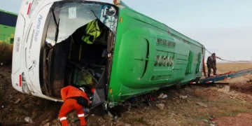 El bus siniestardo en la carretera Oruro - Pisiga. FOTO: Fiscalía de Oruro