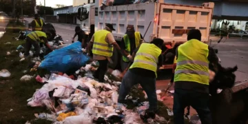 Funcionarios municipales realizan el recojo de la basura. FOTO: GAMSC