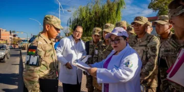 Brigadas de médicos y conscriptos en la campaña contra los criaderos de mosquitos. FOTO: GAMC