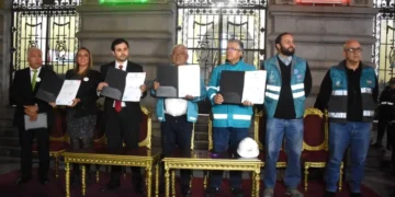 El alcalde Iván Arias junto a representantes de la empresa que se adjudicó el proyecto. FOTO: GAMLP
