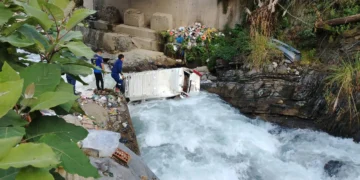 El minibús siniestrado en el municipio de Quime. FOTO: Radio Quime