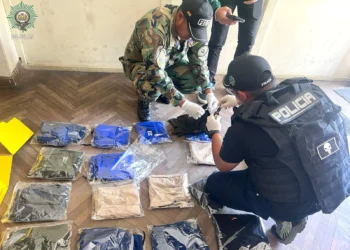 Agentes antinarcóticos realizan la requisa en las prendas de vestir. (Foto: FELCN)