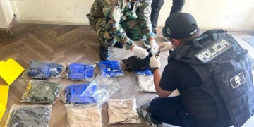 Agentes antinarcóticos realizan la requisa en las prendas de vestir. (Foto: FELCN)