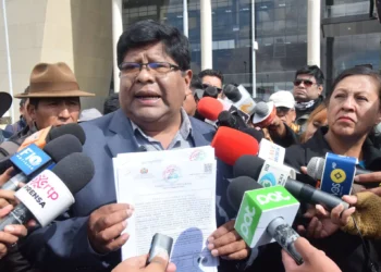 El alcalde electo de El Alto, Eliser Roca, dejó este martes una carta notariada en el Jach'a Uta. FOTO: Eliser Roca